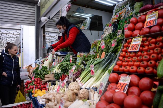 Khách hàng mua rau củ quả tại một chợ ở Moskva, Nga. Ảnh: AFP/TTXVN