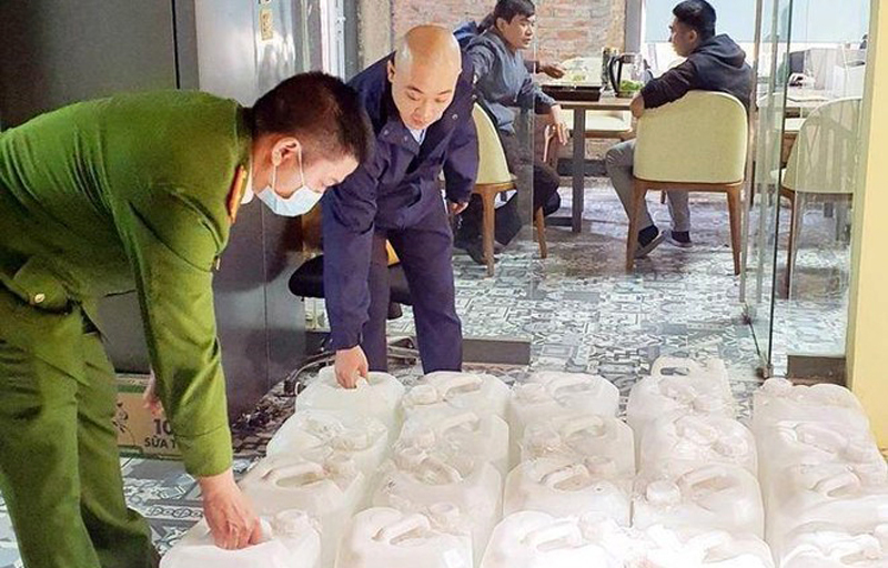 Lực lượng chức năng thu giữ hơn 1.000 lít rượu thủ công không rõ nguồn gốc, xuất xứ, ngày 13/12, tại xã Tân Triều, huyện Thanh Trì - Ảnh hanoimoi