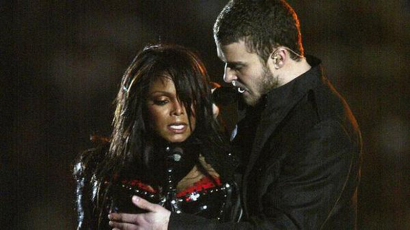 “Lộ hàng” với từ tiếng anh “wardrobe malfunction” bắt đầu có từ năm 2004. Justin Timberlake đã sử dụng thuật ngữ này khi xin lỗi về màn trình diễn của anh với Janet Jackson vào năm 2004 tại Super Bowl.