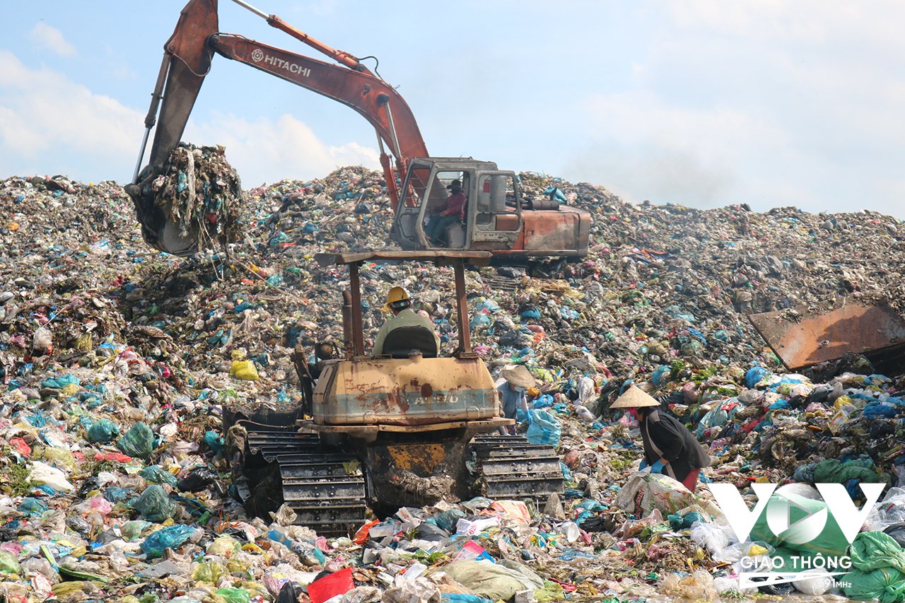 Hiện tại các hỗ chôn rác tại bãi rác Hòa Phú đã đầy nhưng bãi vẫn phải tiếp nhận 350 tấn mỗi ngày. Dẫn đến rác chất chồng như núi.