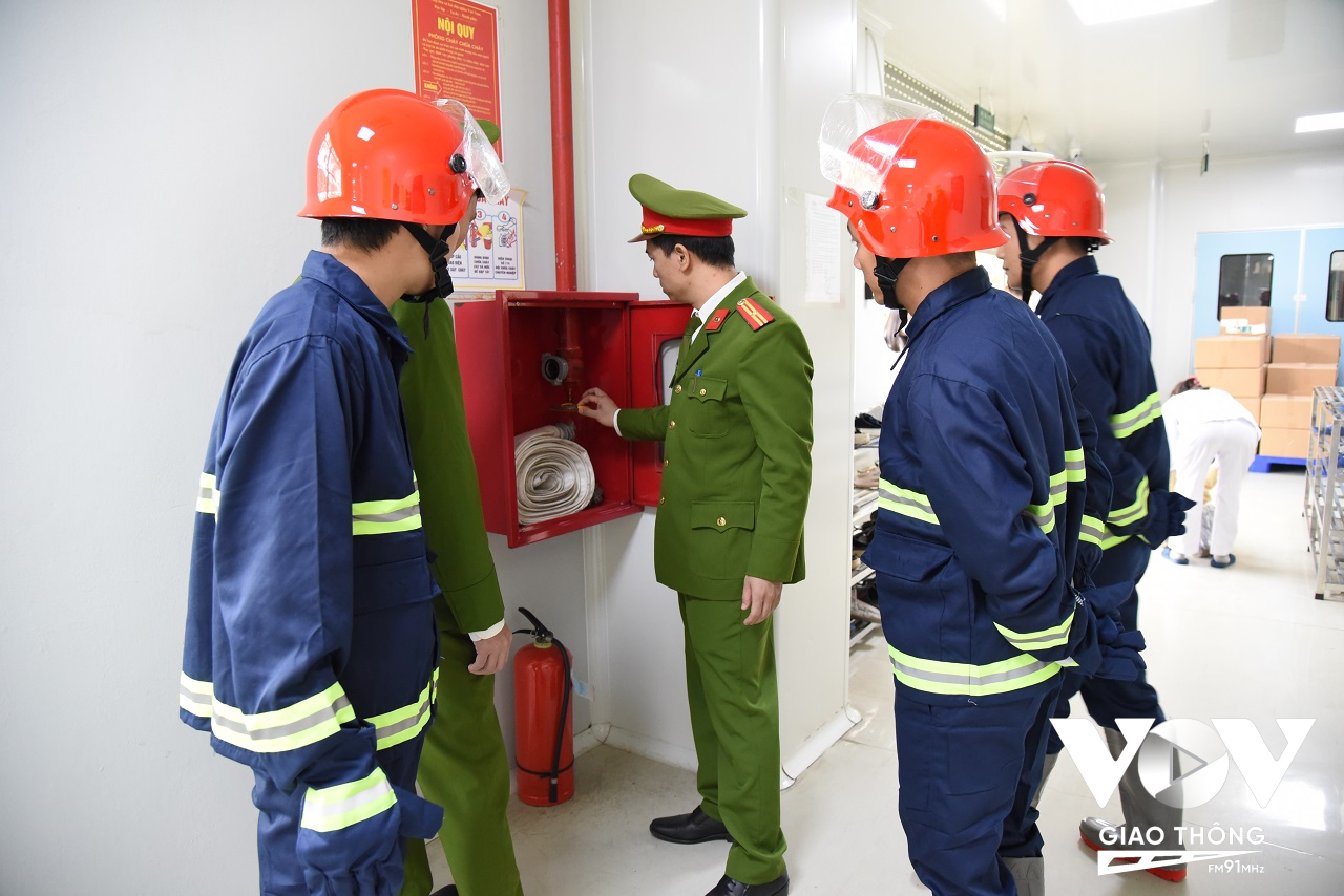 Lực lượng chức năng hướng dẫn sử dụng các thiết bị chữa cháy cho Đội PCCC cơ ở của Nhà máy Dược phẩm Công nghệ cao Thái Minh