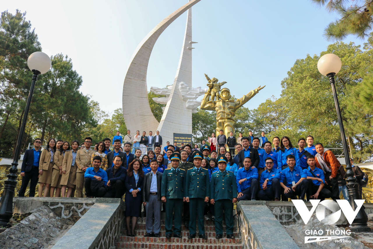 Chụp ảnh kỷ niệm tại Tượng đài Không quân Việt Nam trên núi Rậm