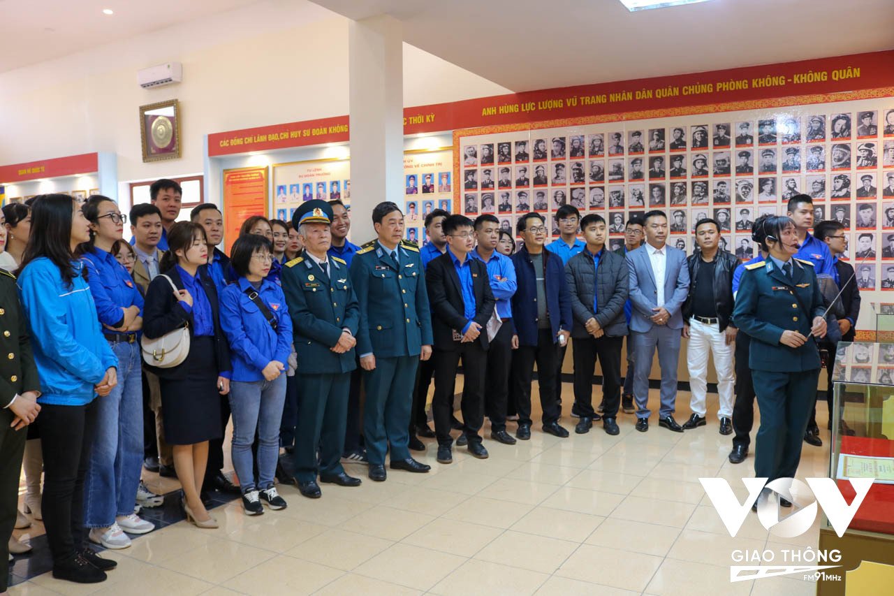 Thăm nhà truyền thống Sư đoàn và ôn lại chiến thắng lịch sử hào hùng của lực lượng Không quân Việt Nam