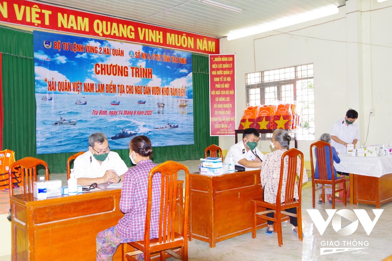 Khám và cấp thuốc cho ngư dân tại tỉnh Trà Vinh