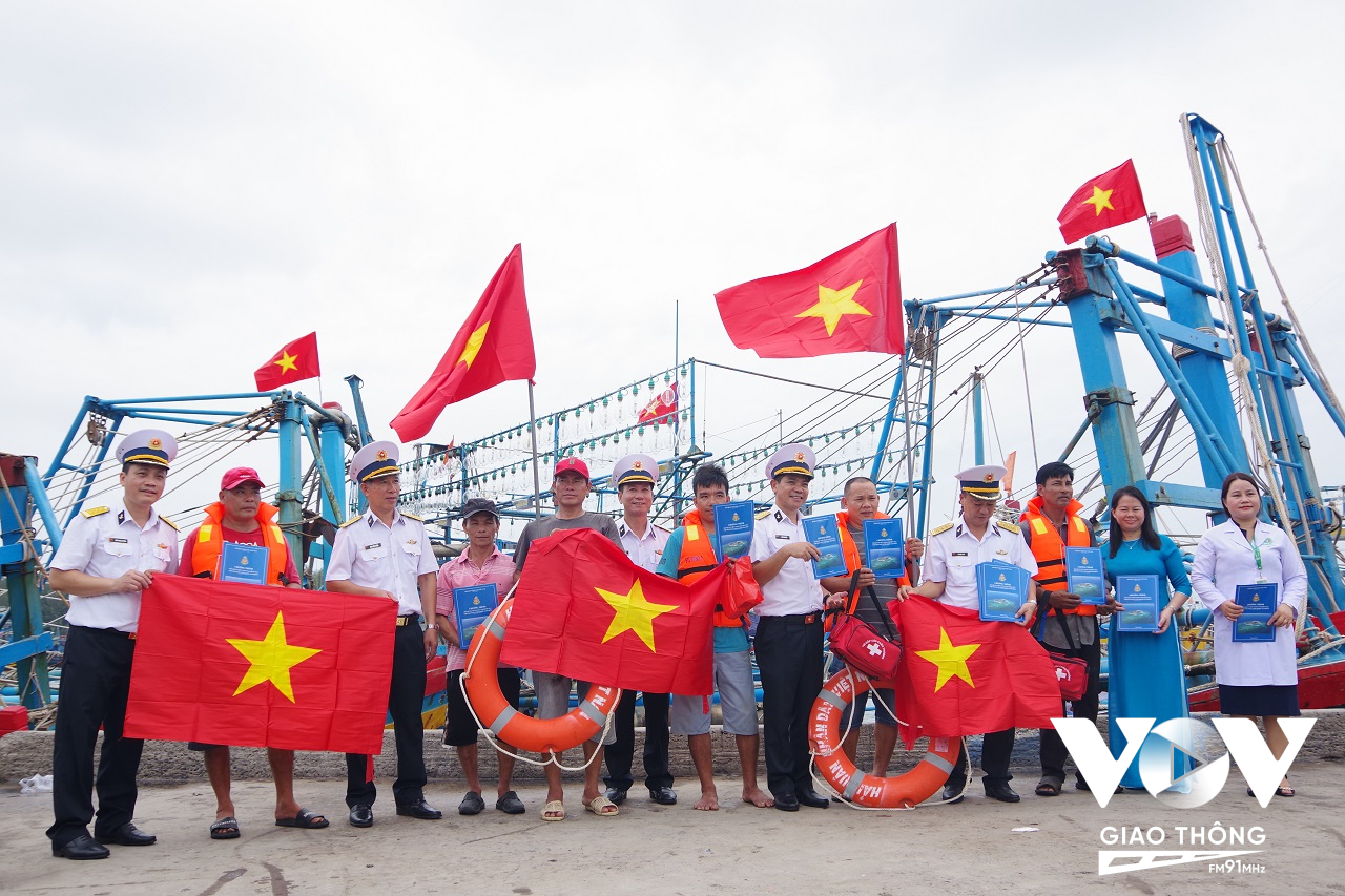 Tặng cờ và áo phao cho ngư dân tỉnh Bà Rịa - Vũng Tàu