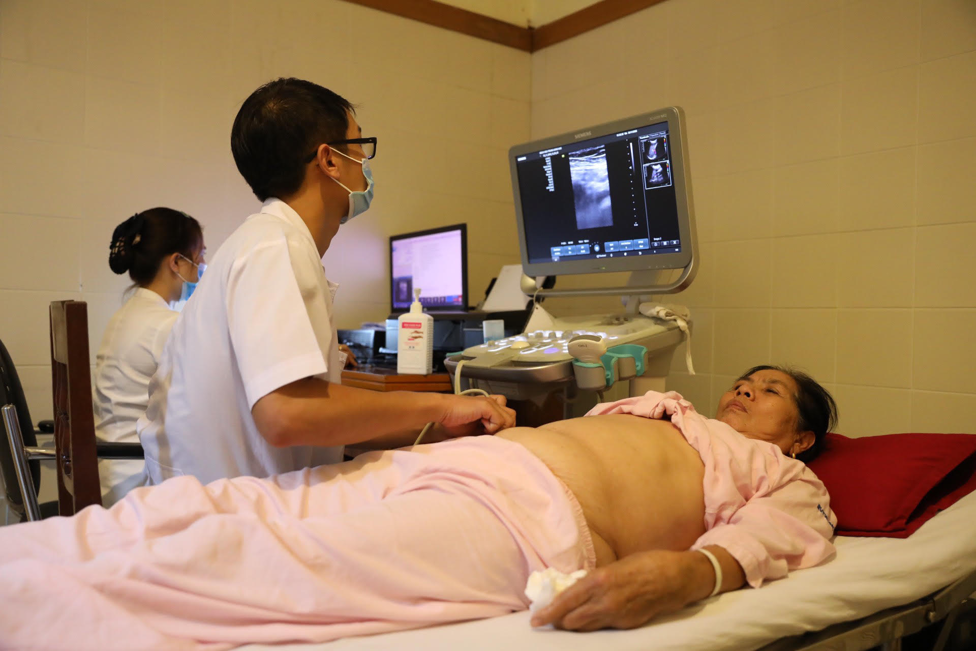 Nâng cao chất lượng bệnh viện phục vụ việc bảo vệ và chăm sóc sức khỏe nhân dân