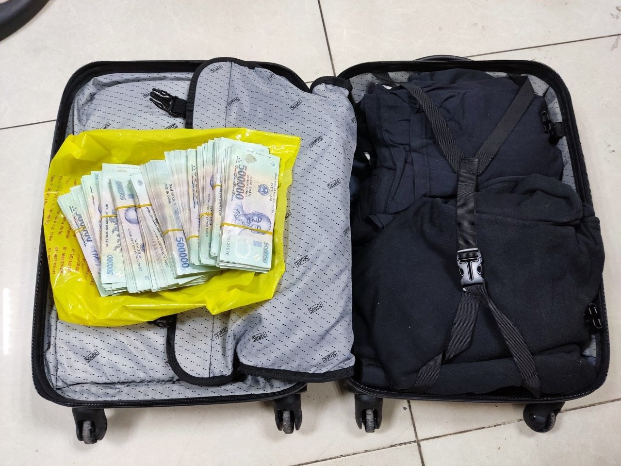 Chiếc vali chứa tới 1.000 tờ tiền mệnh giá 500.000 đồng (tương đương 500 triệu đồng)