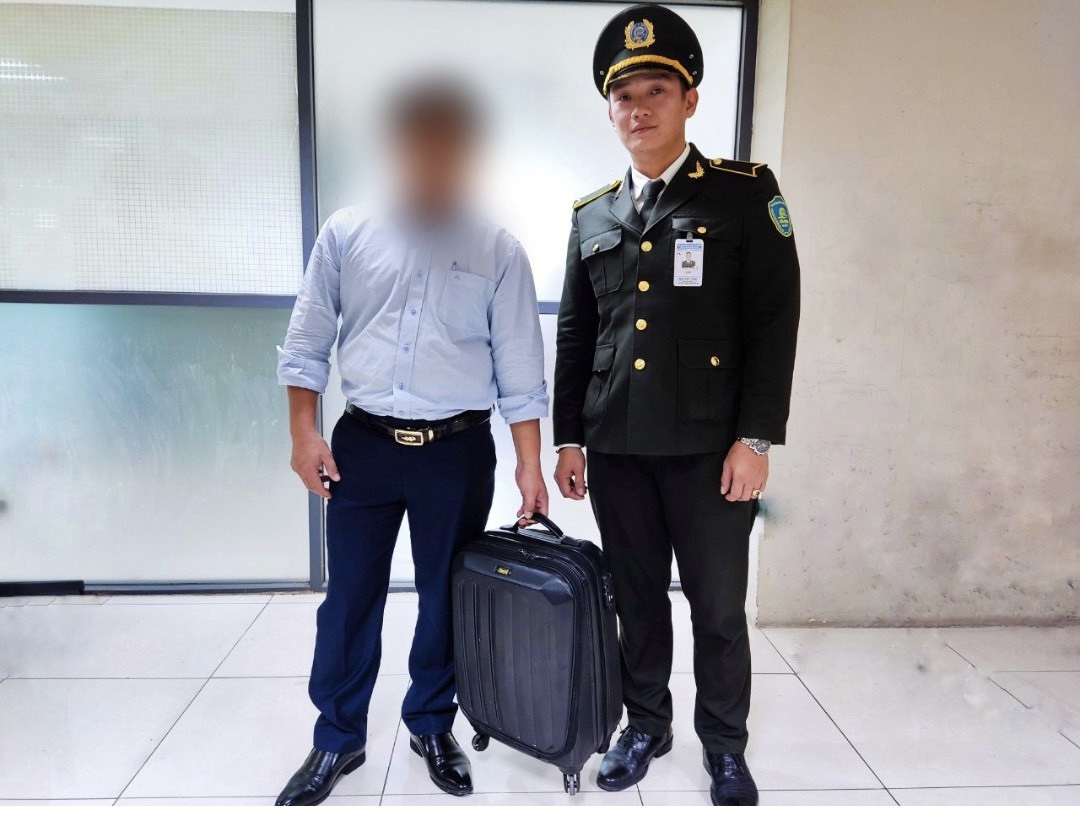 Anh Trịnh Quốc Thắng, nhân viên an ninh hàng không phát hiện và trao trả tài sản khách bỏ quên tại sân bay Nội Bài.