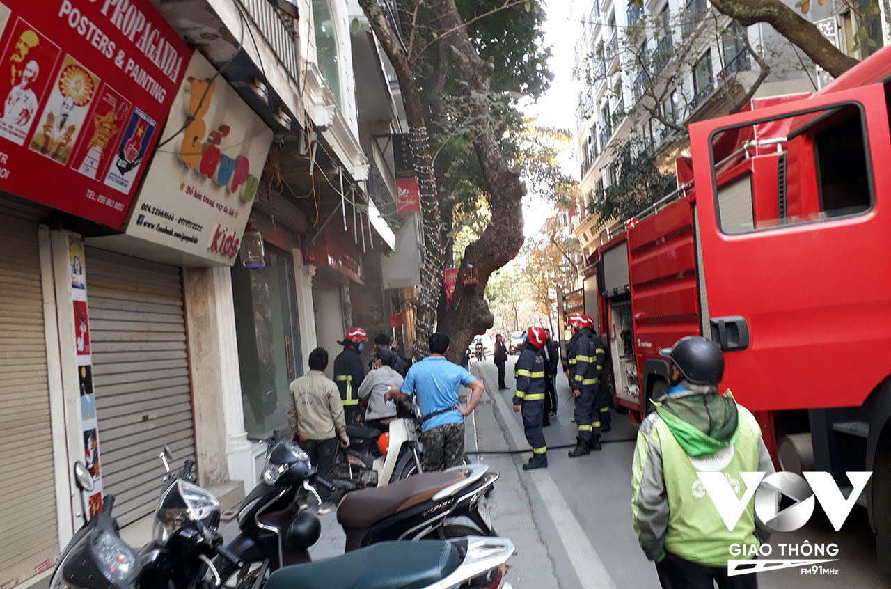 Lực lượng chức năng có mặt để chữa cháy tại số 9 phố Nhà Chung