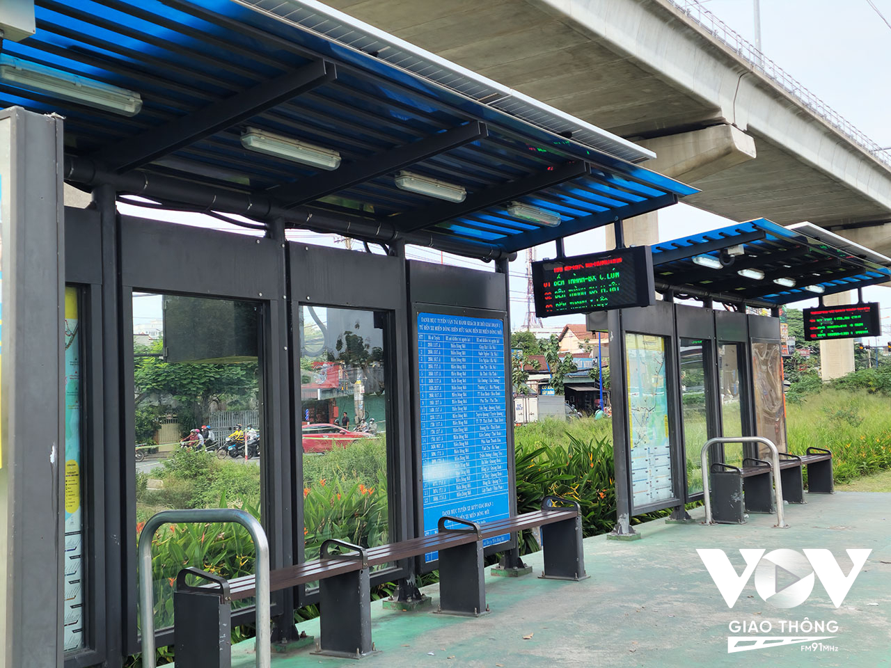 Các nhà chờ xe buýt mới được cải thiện ở nhiều mặt, tạo nên sự thuận tiện cho người dân