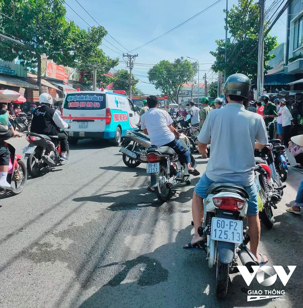Vụ việc khiến giao thông trên đường Nguyễn Văn Tiên gặp rất nhiều khó khăn.
