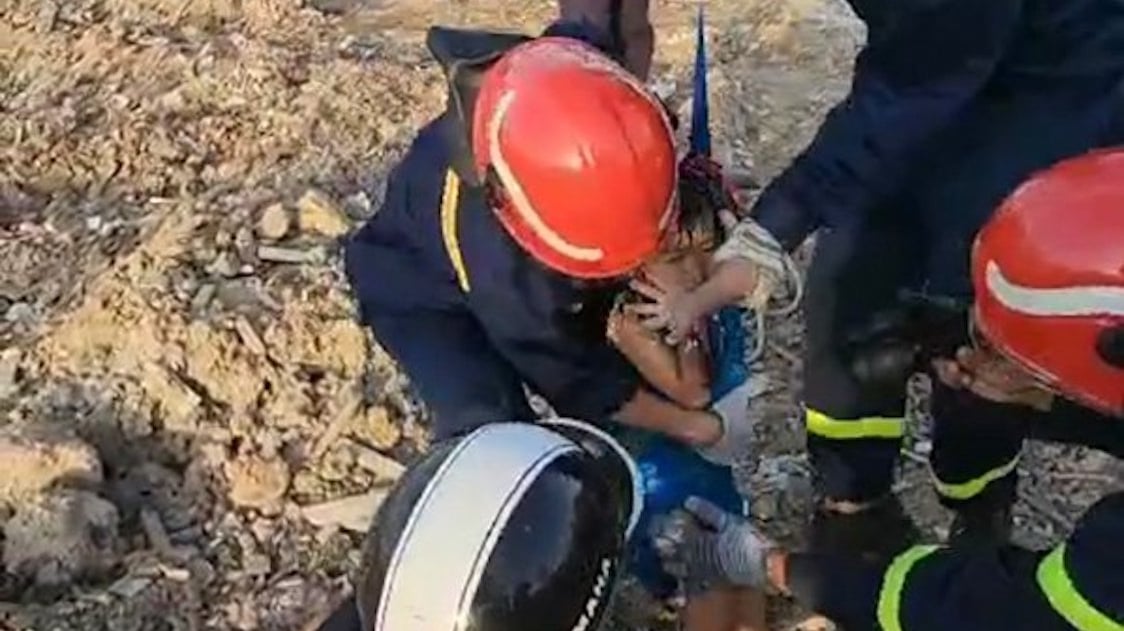 Sau hơn 20 phút các chiến sĩ đội cứu nạn, cứu hộ đã đưa thành công bé gái lên mặt đất