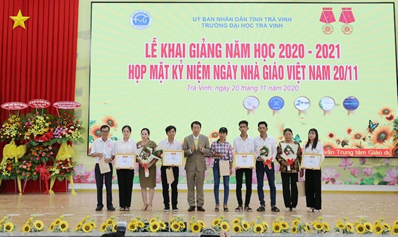 Thạch Nhựt Hào nhận khen thưởng của Trường ĐH Trà Vinh - Ảnh giaoducthoidai