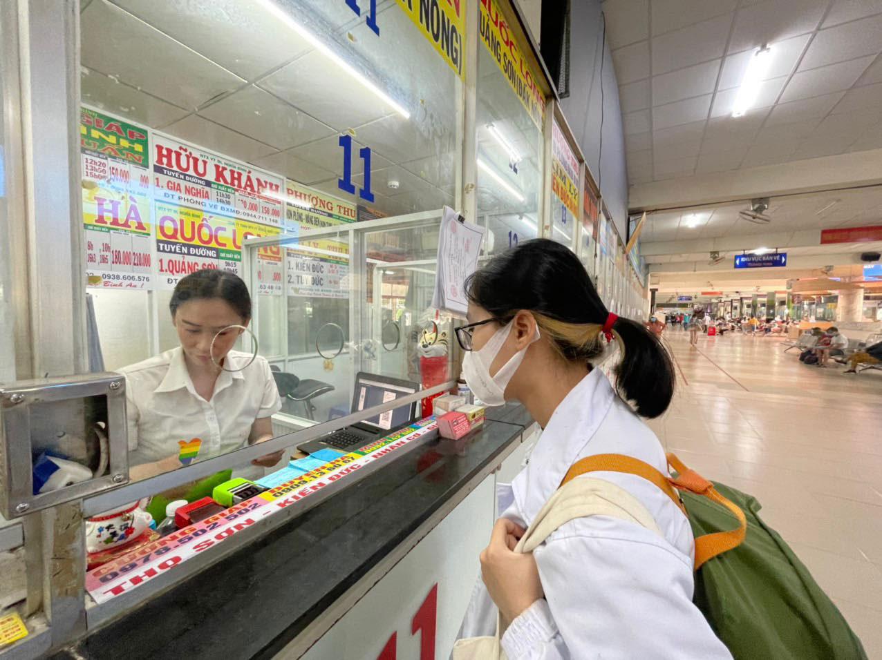 Nhiều hành khách gặp khó khi nhận vé điện tử tại Bến xe Miền Đông. Ảnh: Pháp luật TP.HCM