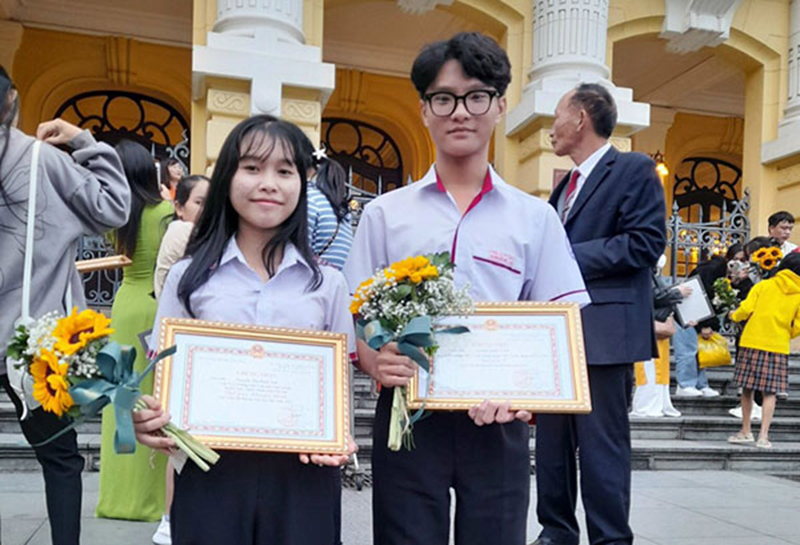 Quốc Vinh và Hoài Anh nhận giải thưởng Cuộc thi Ðại sứ văn hóa đọc năm 2022. Ảnh do Thư viện TP Cần Thơ cung cấp