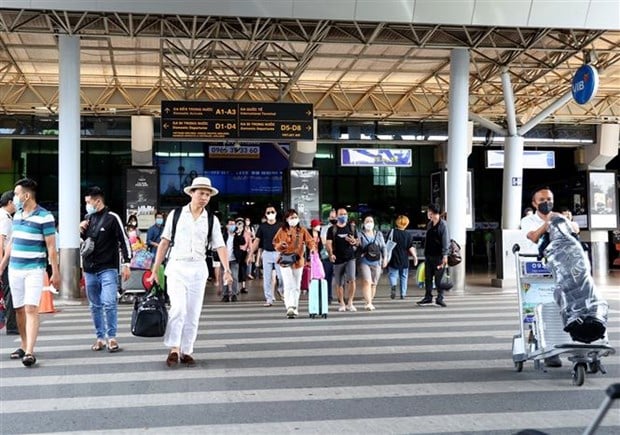 Hành khách tại Ga đến trong nước, Cảng hàng không Tân Sơn Nhất. (Ảnh: Hồng Đạt/TTXVN)