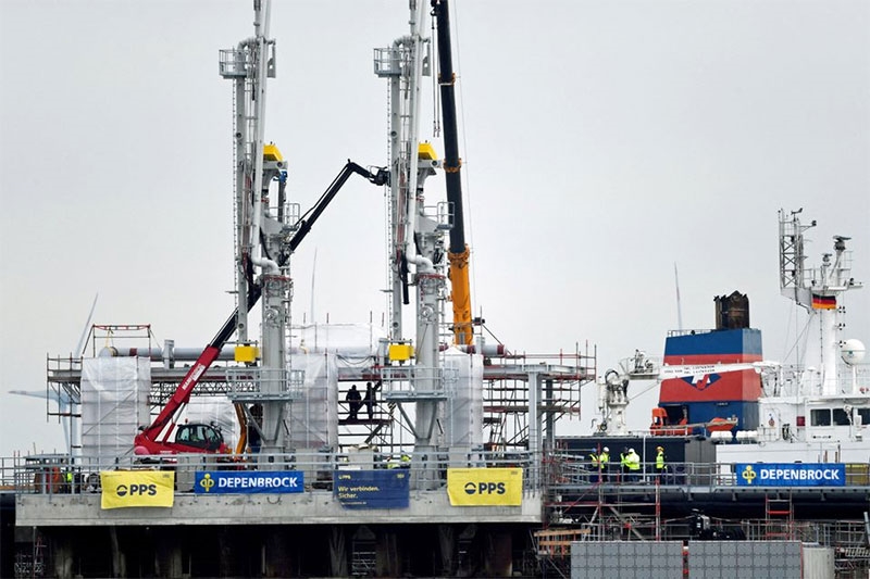 Trạm tiếp nhận khí tự nhiên hóa lỏng nổi đầu tiên của Đức tại cảng Wihelmshaven ở nước này. Ảnh: Reuters