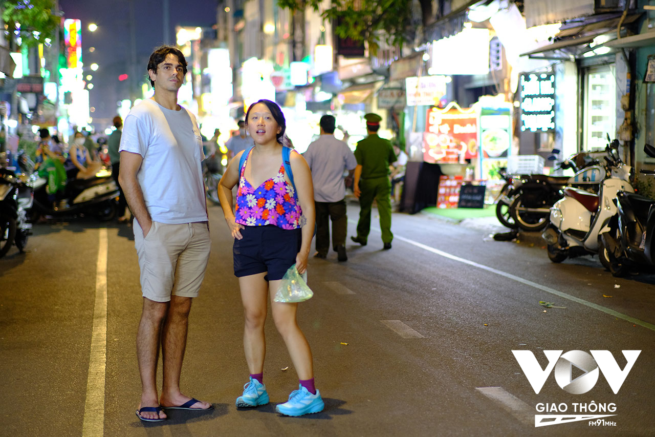 Tuyến phố ẩm thực Nguyễn Thượng Hiền ngày ra mắt không chỉ thu hút khánh Việt Nam mà còn có cả các du khách nước ngoài tìm đến để trải nghiệm.