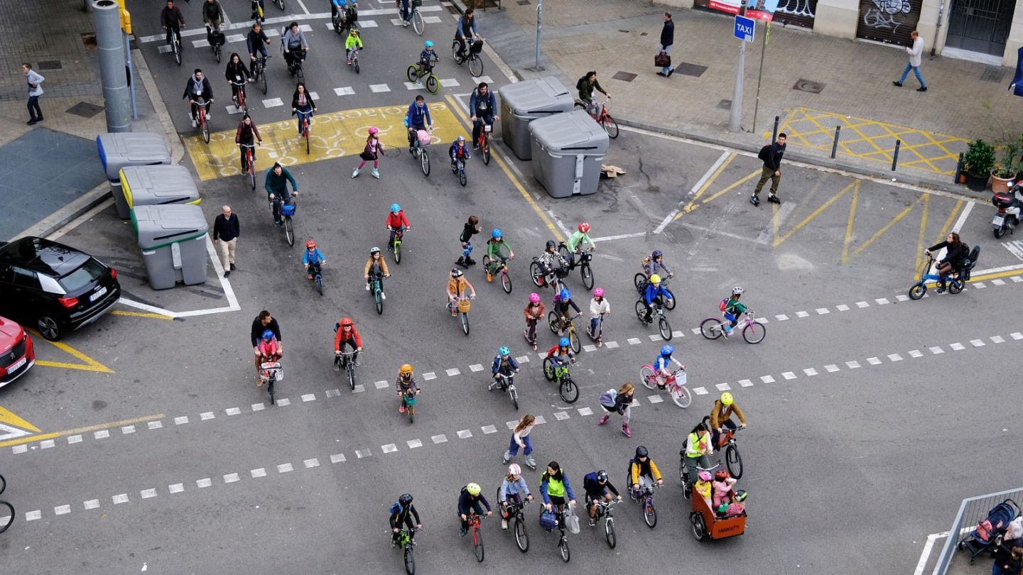 Bicibus, hay còn gọi là 'xe buýt' xe đạp của Barcelona (Tây Ban Nha), một hoạt động do chính các bậc phụ huynh khởi xướng, cho phép hàng trăm trẻ em đạp xe an toàn đến trường trong một đoàn xe. Ảnh: Reuters