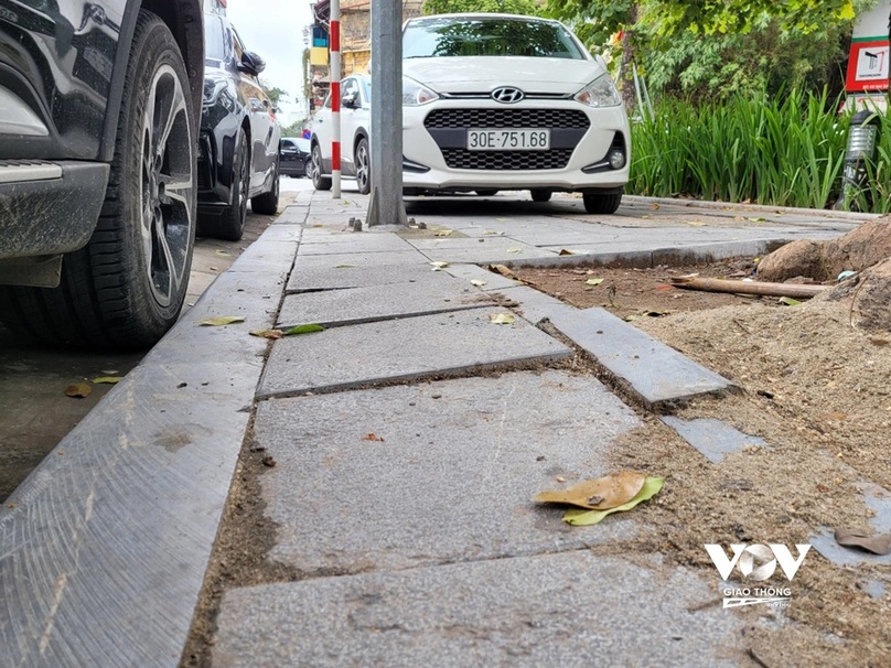 Theo khảo sát của nhóm phóng viên VOV Giao thông, trung bình một năm, ngân sách một quận vùng lõi của Hà Nội thu được khoảng 10 tỷ đồng từ việc khai thác các bãi đỗ xe trên vỉa hè. Đó là chưa kể thống kê từ các bãi gửi xe dưới lòng đường.