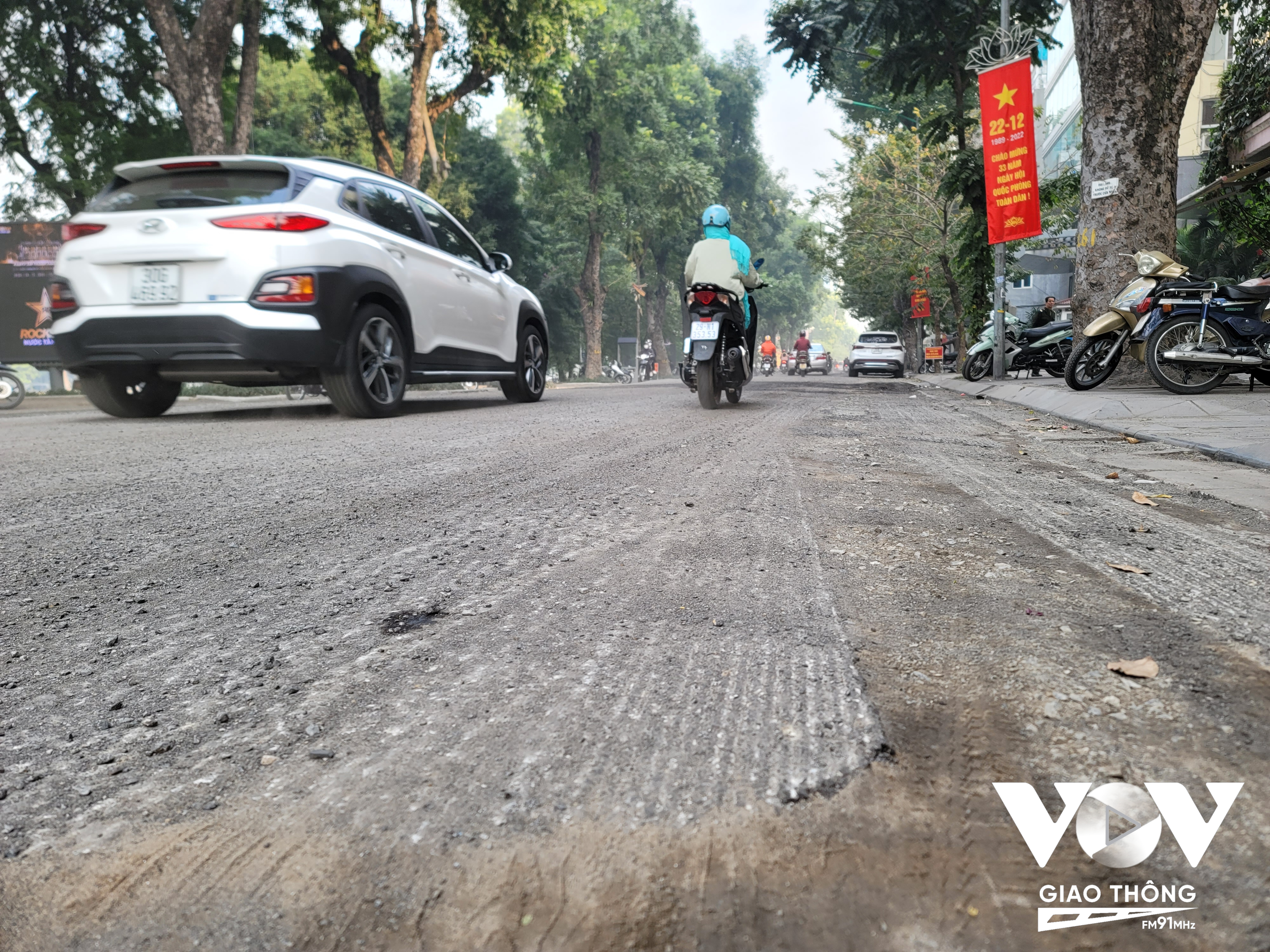 Các tuyến phố ở trung tâm Hoàn Kiếm như Quang Trung, Quán Sứ cũng bắt đầu được cào mặt nhựa chuẩn bị chỉnh trang. Phương tiện đi qua không những chịu khói bụi mà còn loạng quạng tay lái.