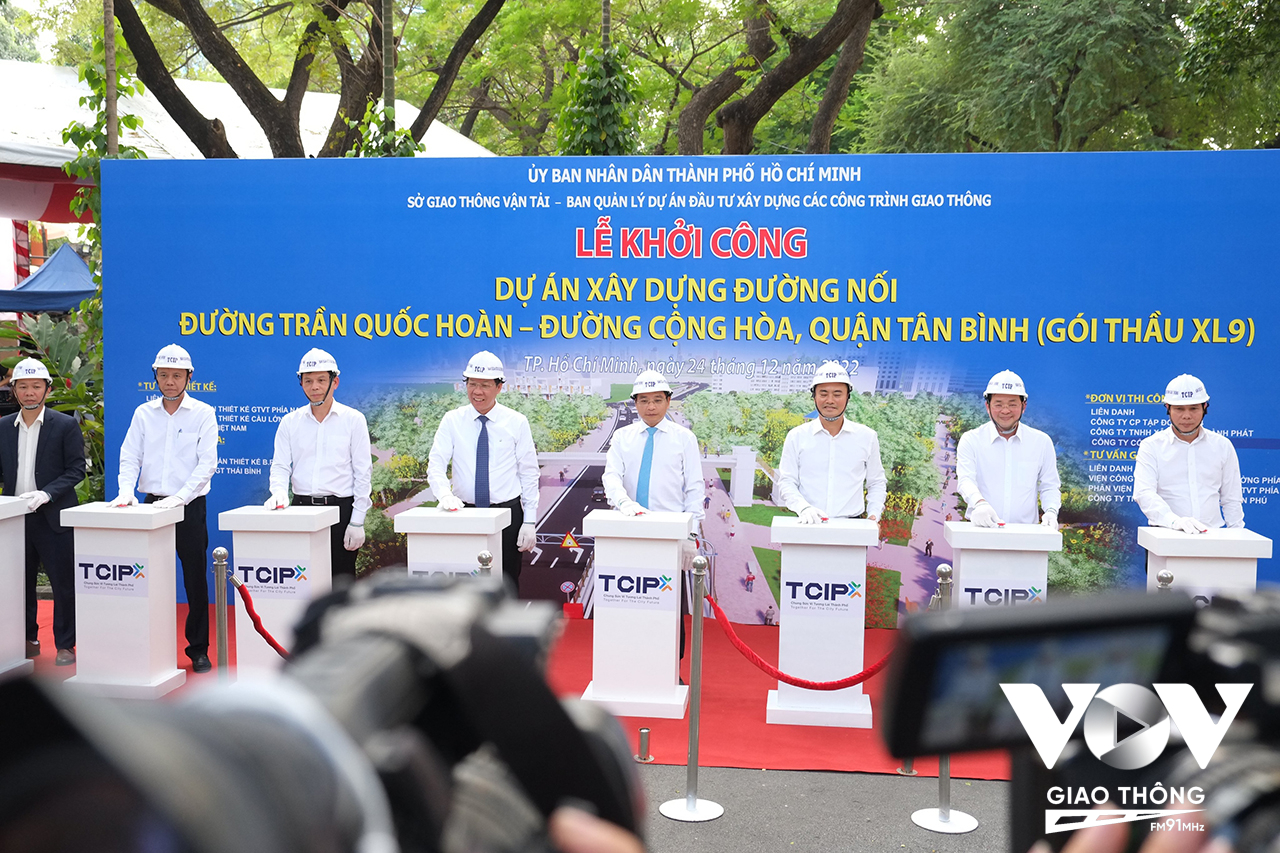 Chủ tịch UBND TPHCM Phan văn Mãi và Bộ trưởng GTVT Nguyễn Văn Thắng cùng các đại biểu bấm nút khởi công dự án đường nối Trần Quốc Hoàn – Cộng Hoà.