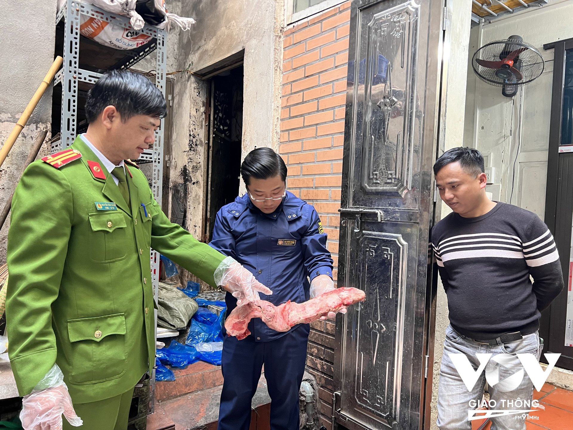 Các lực lượng chức năng thu giữ số nầm lợn không đảm bảo chất lượng, không rõ nguồn gốc tại cơ sở kinh doanh thực phẩm tại số 46 Trần Nhật Duật, quận Hoàn Kiếm.