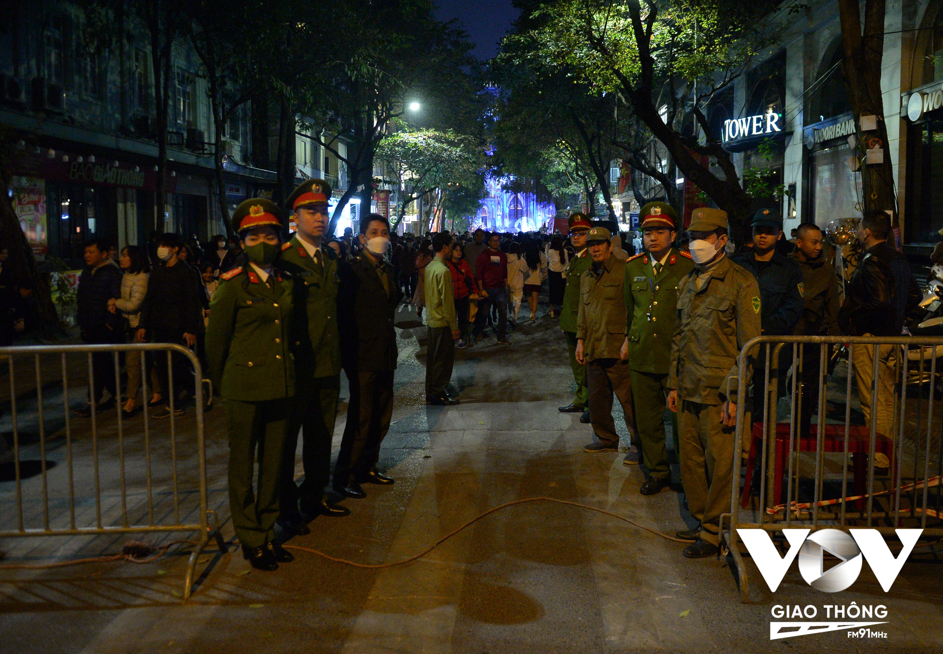 Tại chốt phố Nhà Thờ - Hàng Trống lực lượng công an của quận Hoàn Kiếm cũng chốt chặt để đảm bảo trật tự.