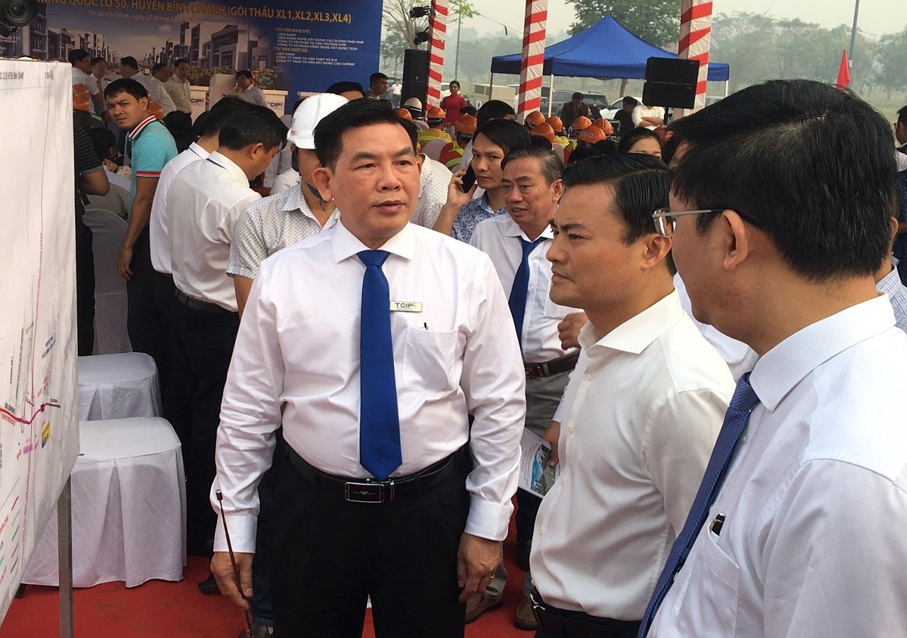 Ông Bùi Xuân Cường (đứng giữa) - Phó chủ tịch UBND TP.HCM yêu cầu, với sự hỗ trợ của UBND huyện Bình Chánh và sở ngành thành phố, chủ đầu tư phải đảm bảo tiến độ cam kết hoàn thành toàn bộ tuyến đường vào cuối năm 2024.