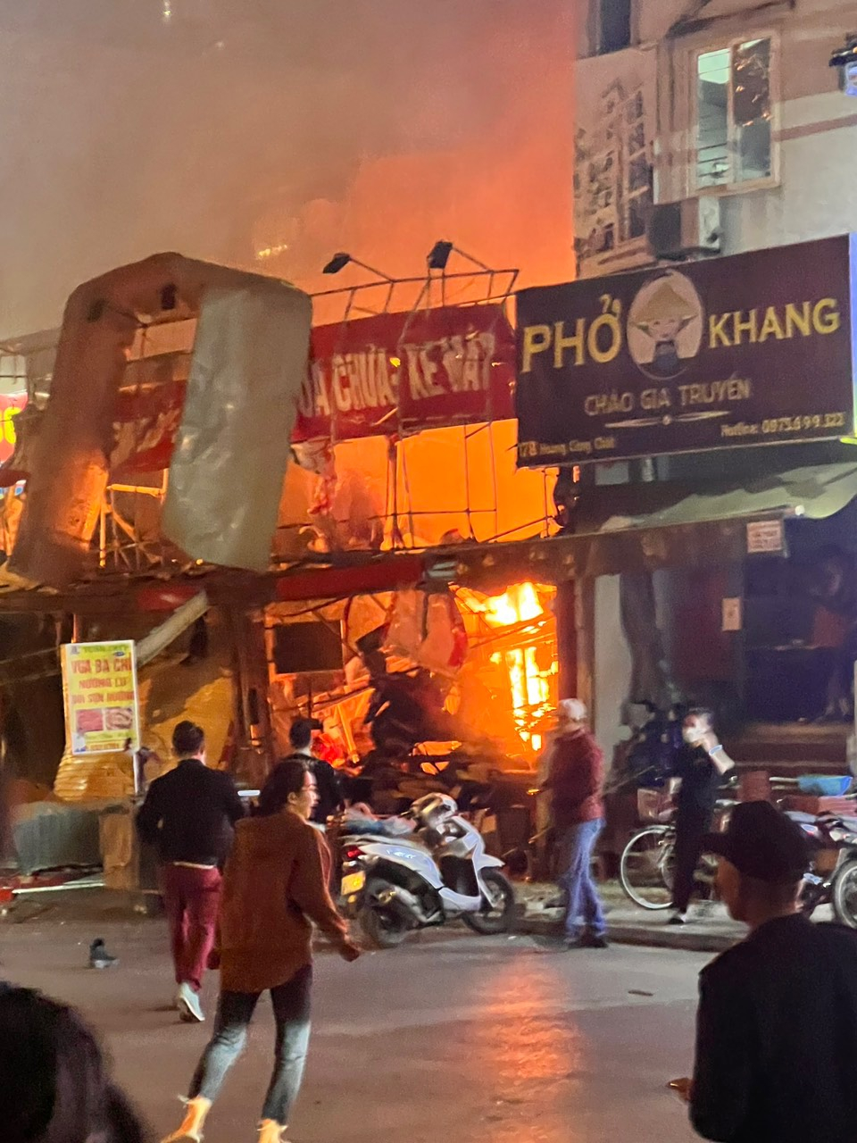Hiện trường vụ cháy, nổ cửa hàng sửa chữa xe máy trên đường Hoàng Công Chất