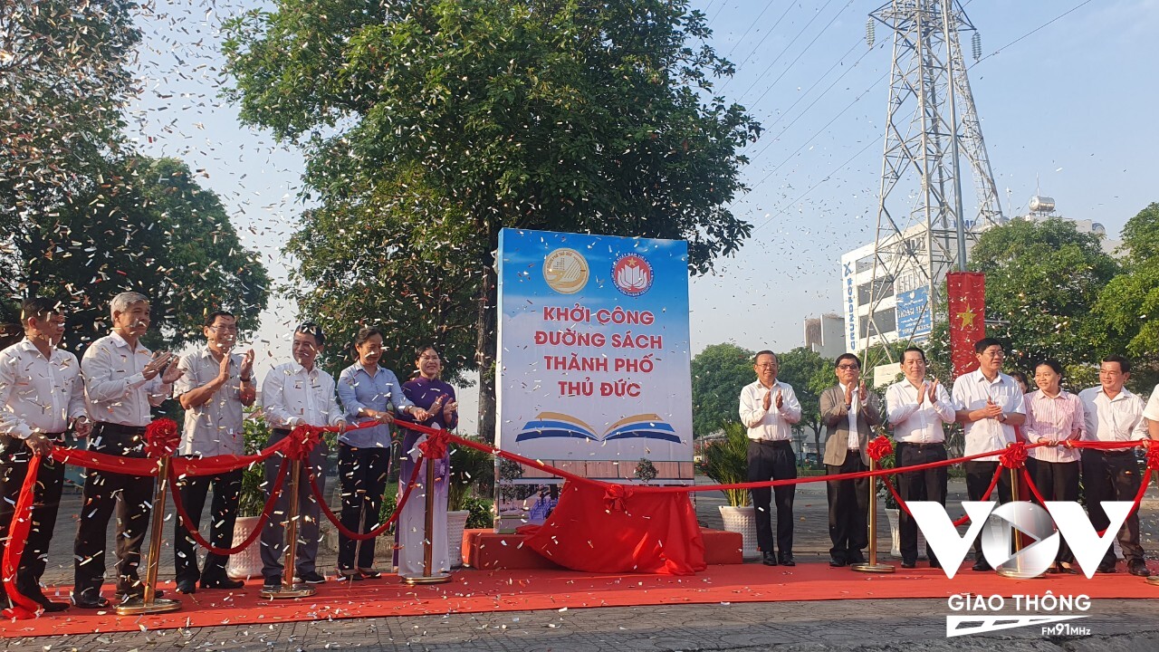 Đại diện lãnh đạo Thành Ủy, UBND TPHCM và Hội Xuất Bản Việt Nam thực hiện nghi thức khởi công Đường Sách TP. Thủ Đức