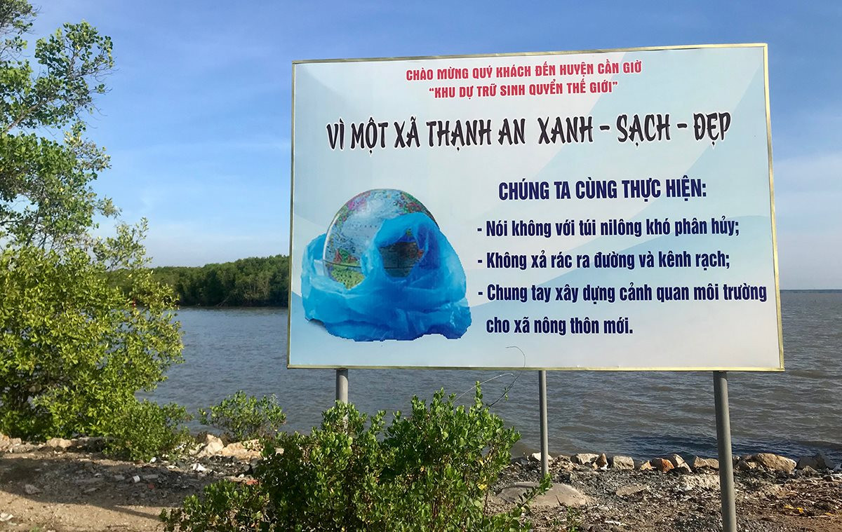 Pano tuyên truyền giảm sử dụng túi ni lông trên địa bàn xã đảo Thạnh An. Ảnh: Báo Tài nguyên Môi trường