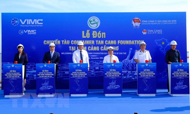 Các đại biểu thực hiện nghi thức ấn nút phát lệnh làm hàng chuyến tàu container Tan Cang Foundation. (Ảnh: Thanh Liêm/TTXVN)