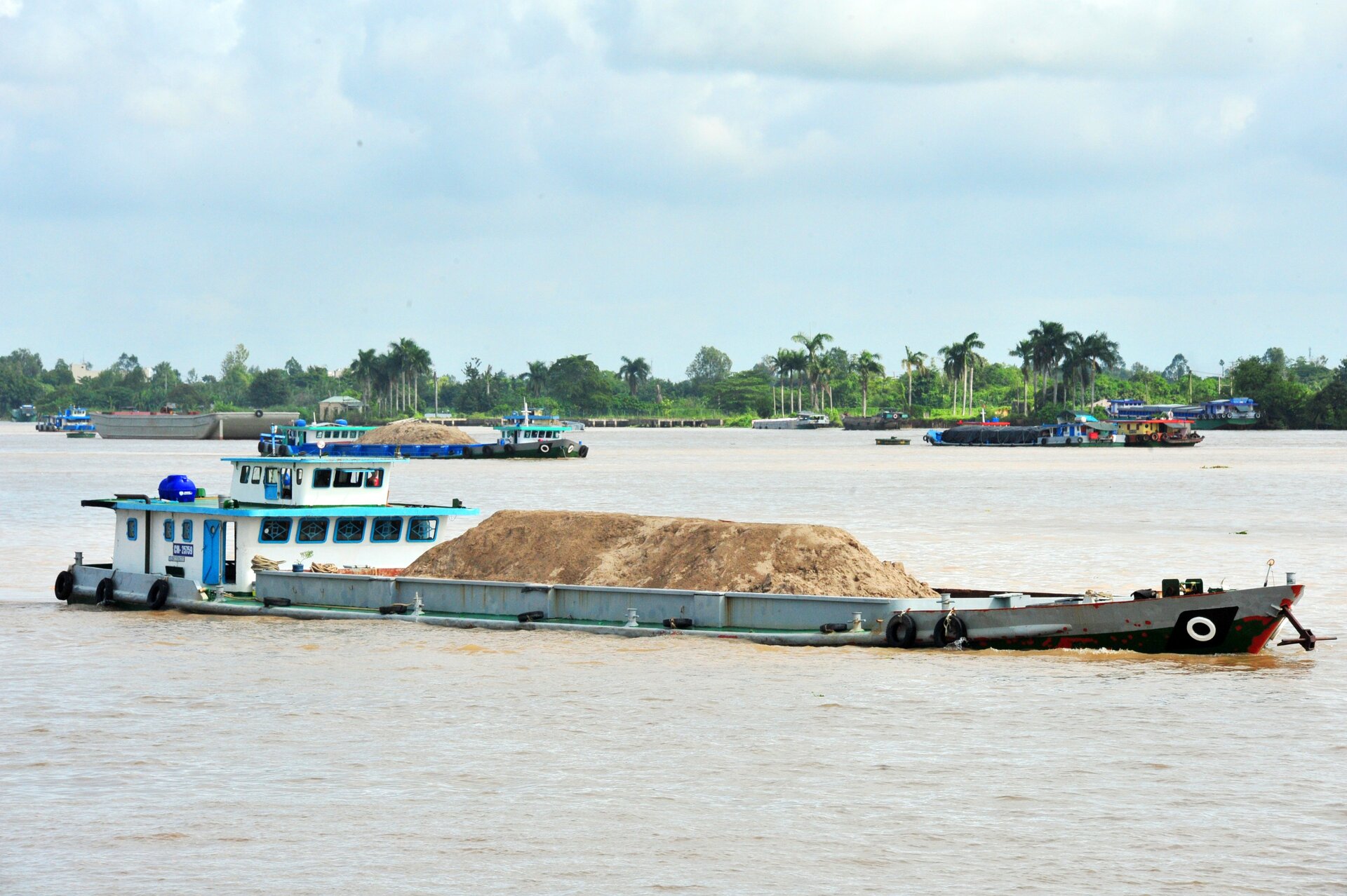 Cần có biện pháp quản lý để tránh việc khai thác cát tràn lan như hiện nay (ảnh: kinhtedothi.vn)