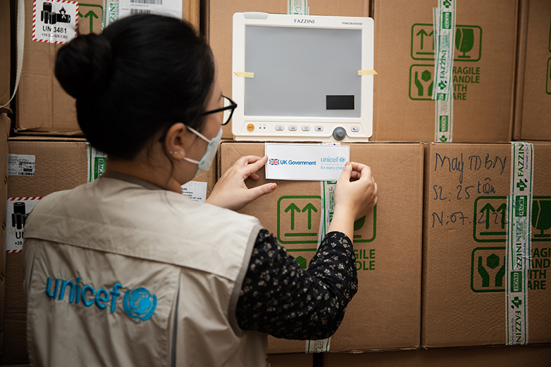 Máy theo dõi bệnh nhân và bơm tiêm điện được UNICEF bàn giao cho Bộ Y tế Việt Nam