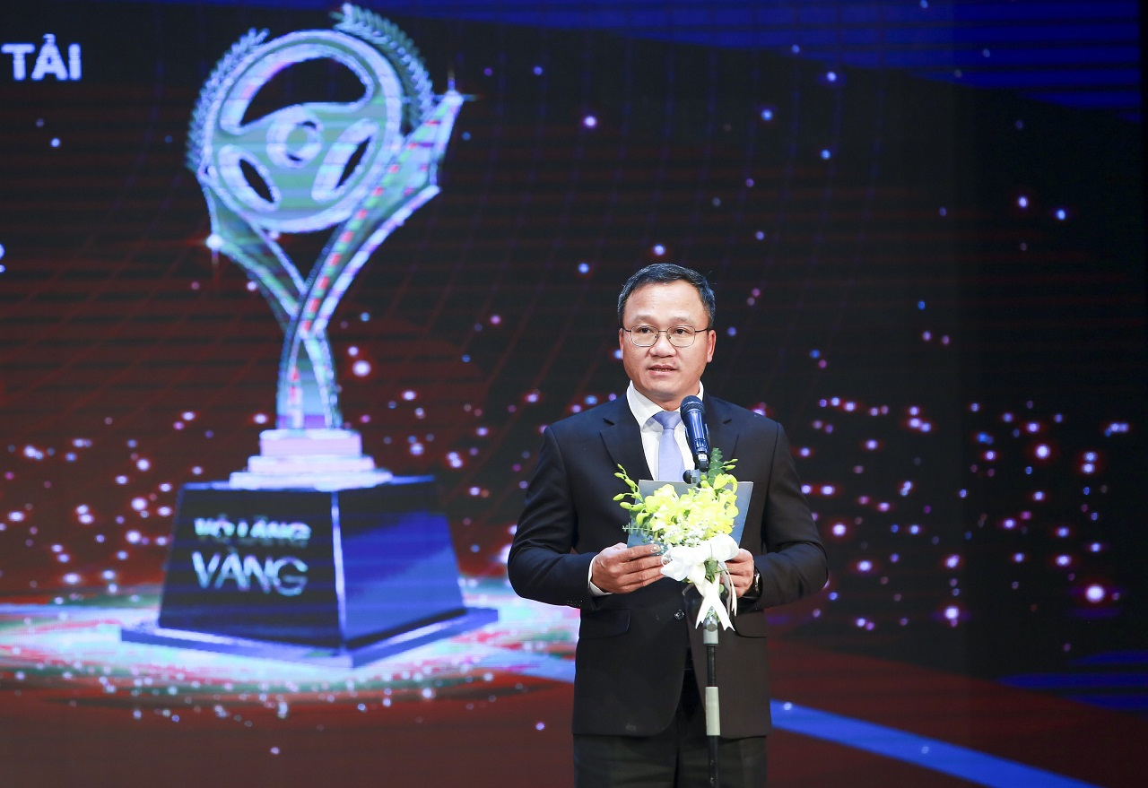 Ông Khuất Việt Hùng – Phó Chủ tịch Chuyên trách Ủy ban ATGT Quốc gia ghi nhận đóng góp của những đơn vị kinh doanh vận tải và các lái xe