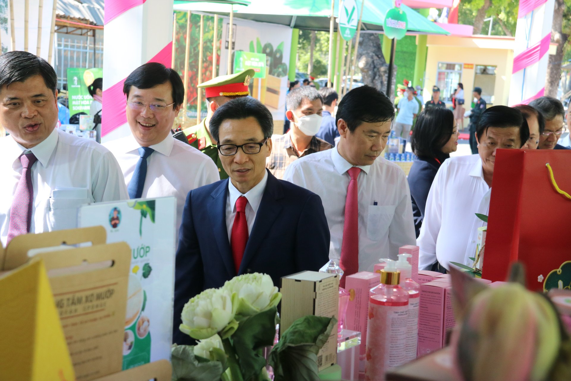 Phó Thủ tướng Vũ Đức Đam thăm các gian hàng với sản phẩm khởi nghiệp ở ĐBSCL 'trình làng' trong diễn đàn Mekong Starup lần I/2022