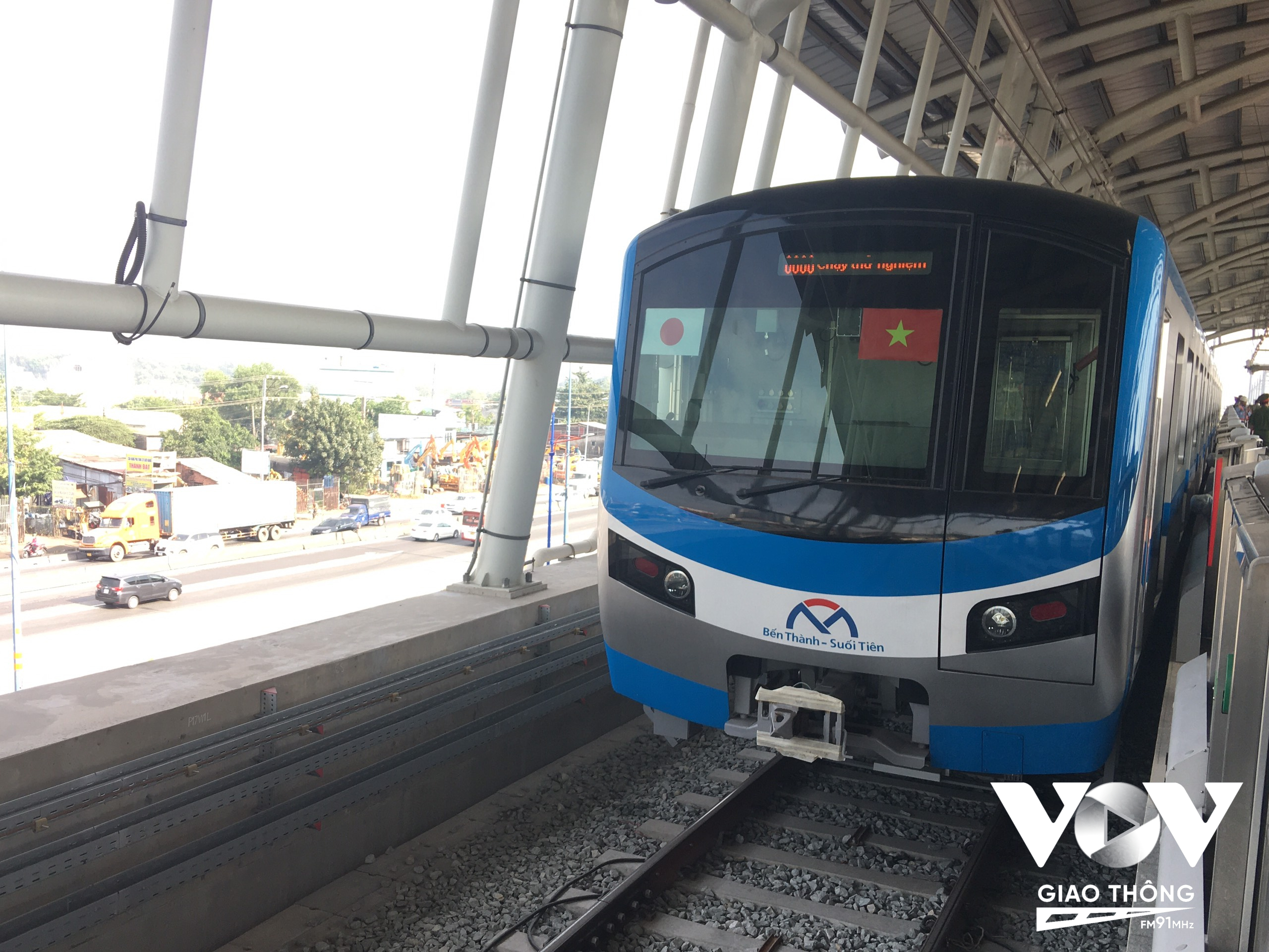 Tuyến metro số 1 (Bến Thành - Suối Tiên) đã chính thức chạy thử đoạn trên cao dài gần 9km, từ ga Suối Tiên đến Bình Thái.