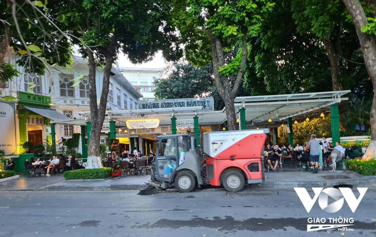 Với phương tiện này việc vệ sinh đường phố được thực hiện nhanh chóng và tiết kiệm thời gian, một xe hút quét có khả năng thay thế hàng chục nhân công quét rác thủ công.