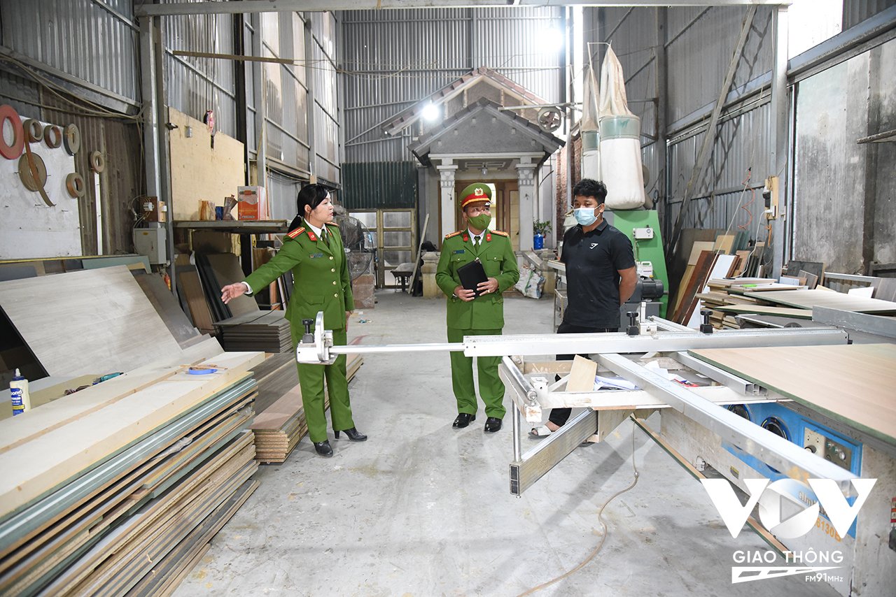 Các cơ quan chức năng phối hợp kiểm tra liên ngành về an toàn PCCC tại các cơ sở sản xuất đỗ gỗ thuộc huyện Phúc Thọ