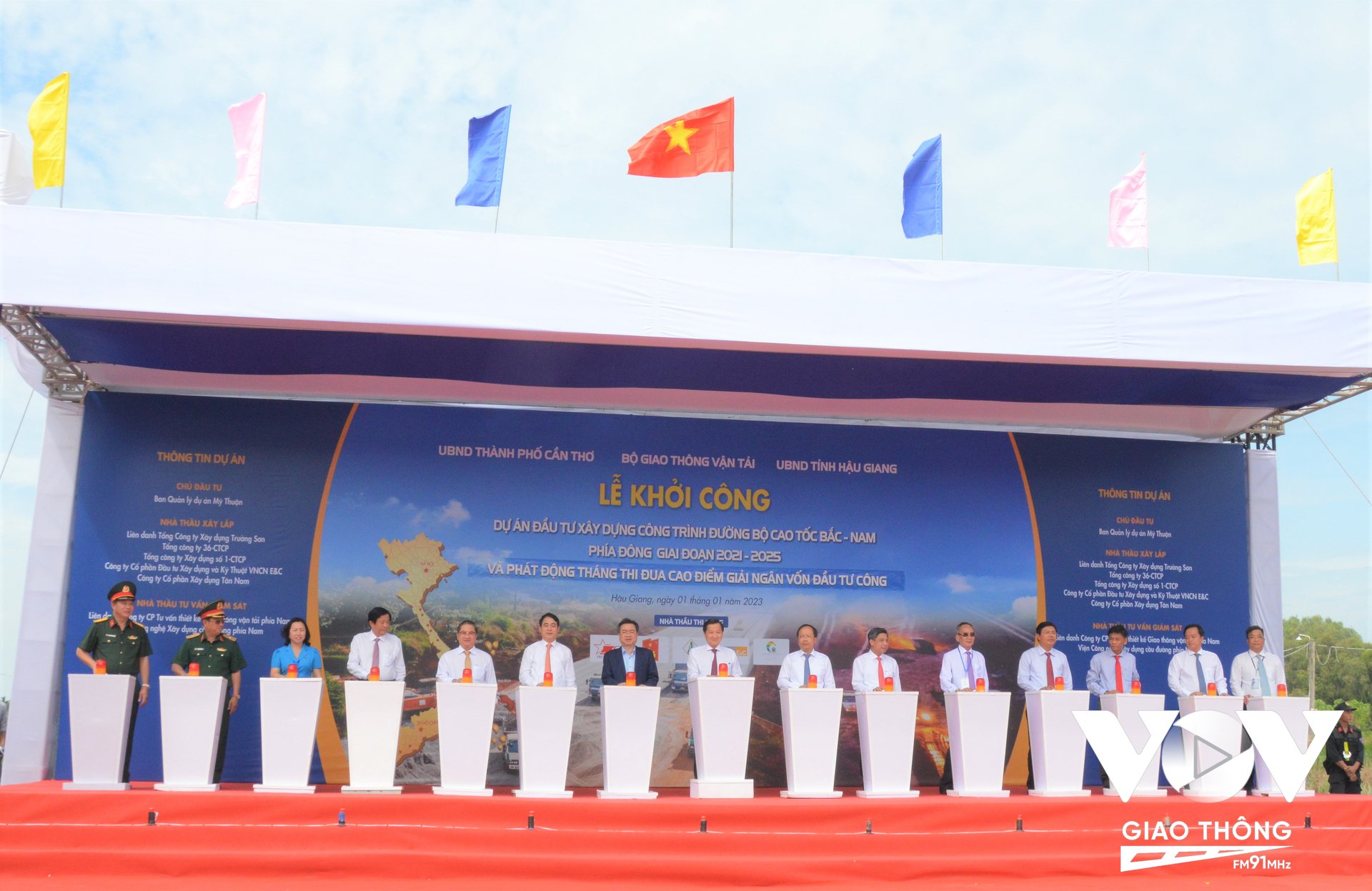 Phó Thủ tướng Chính phủ Lê Minh Khái cùng đại diện các Bộ - Ngành ấn nút khởi công dự án thành phần Cần Thơ – Cà Mau