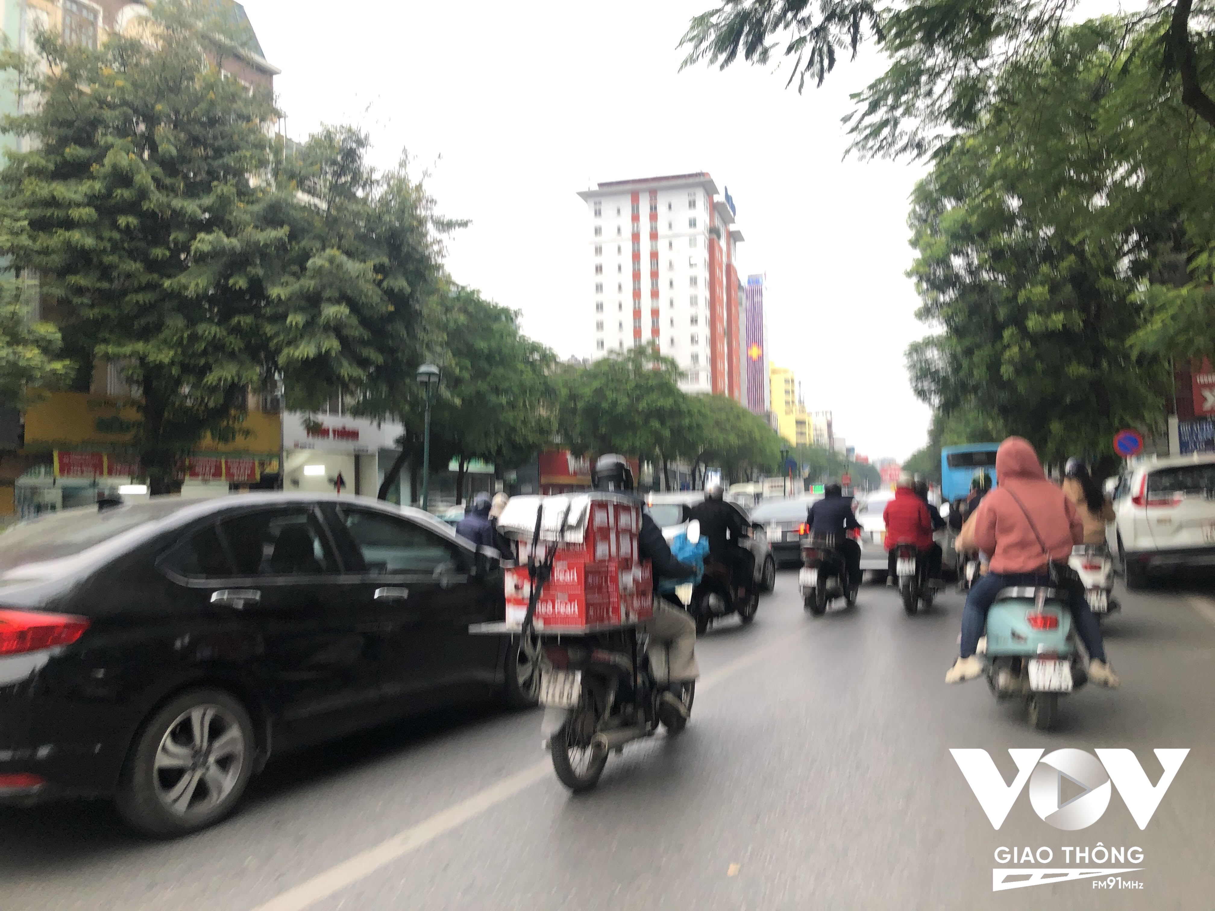 Ghi nhận tại quận Long Biên, nhiều tuyến đường ùn tắc từ sớm. Cùng lúc, giao thông qua cầu Chương Dương cũng ùn tắc theo hướng đi trung tâm.