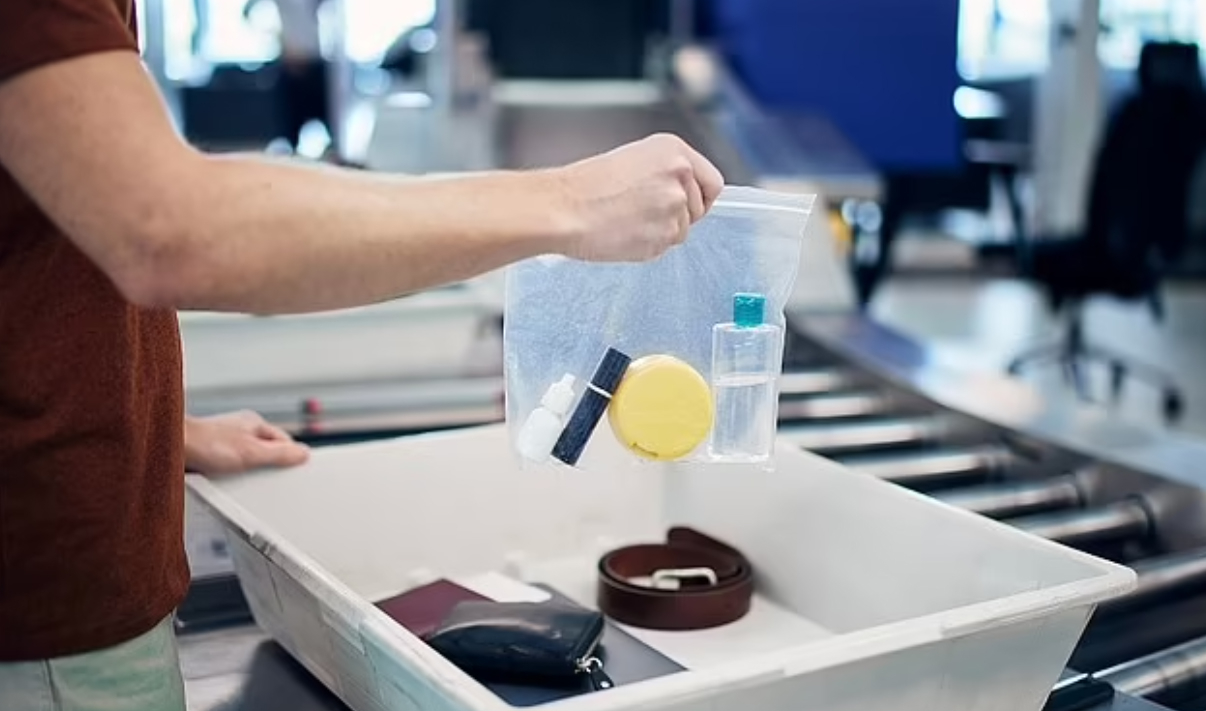 Việc kiểm tra nghiêm ngặt, với quy định các chất lỏng, thiết bị điện tử phải bỏ ngoài túi xách tay khiến nhiều người cảm thấy không thoải mái mỗi khi qua cổng soi chiếu an ninh tại sân bay.
