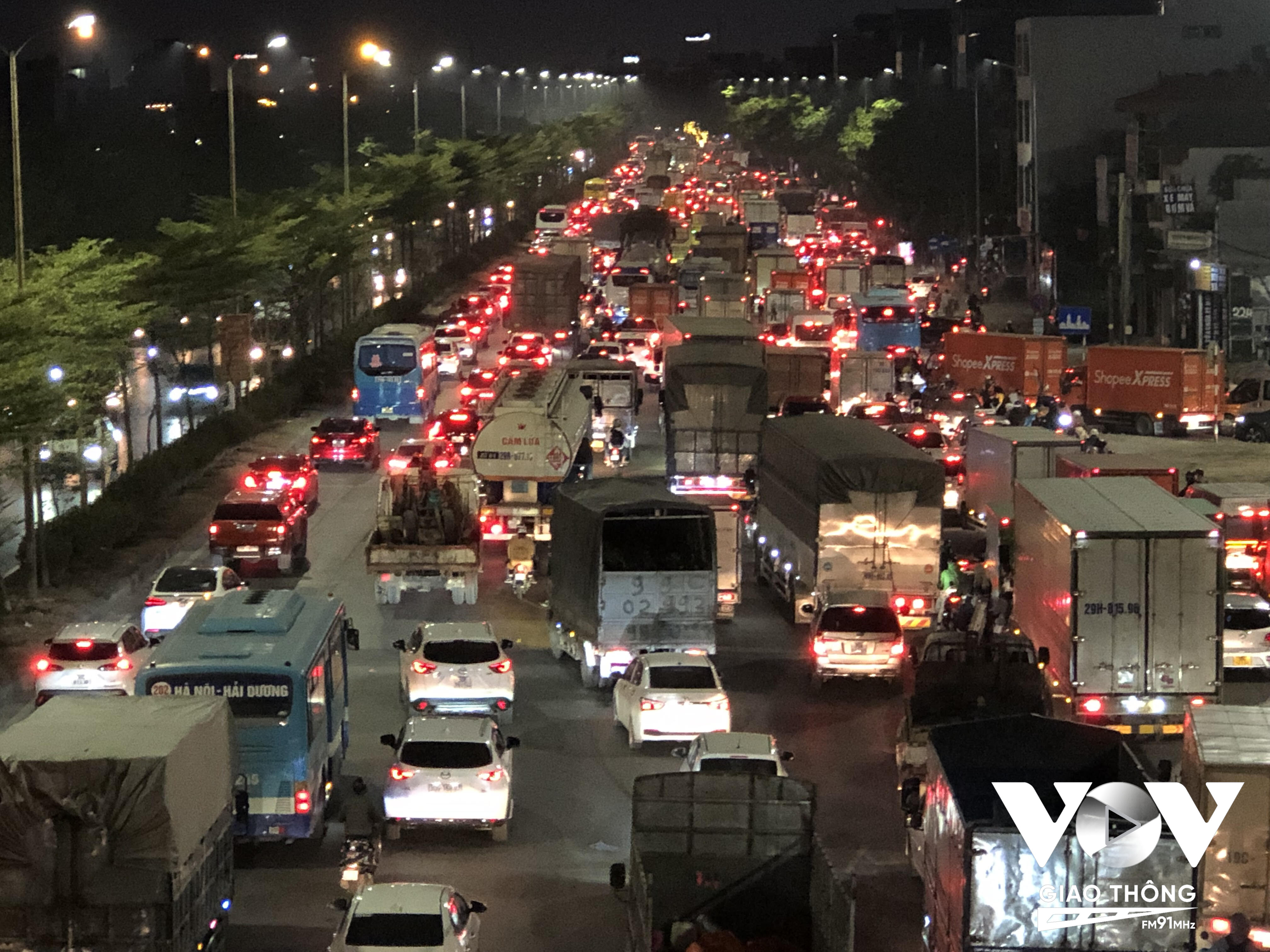 Đường Nguyễn Văn Linh (Quốc lộ 5 cũ) đoạn qua Thạch Bàn theo hướng đi trung tâm, giao thông gặp khó khăn.