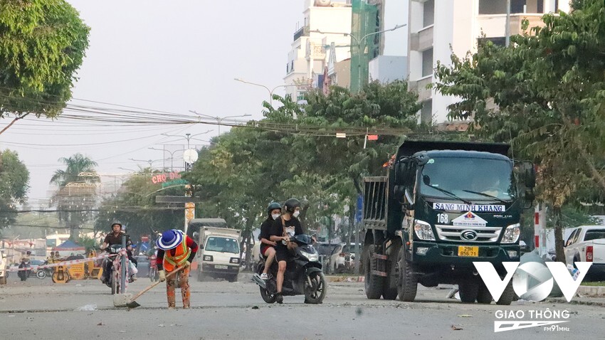 Người đi đường nín thở khi chạy qua các công trường thi công giữa đường