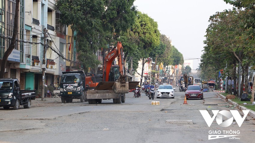 Đơn vị thi công cam kết ngày 4/1 bàn giao một nửa và đến hết ngày 17 âm lịch sẽ bàn giao toàn bộ mặt đường cho người dân vui xuân đón Tết