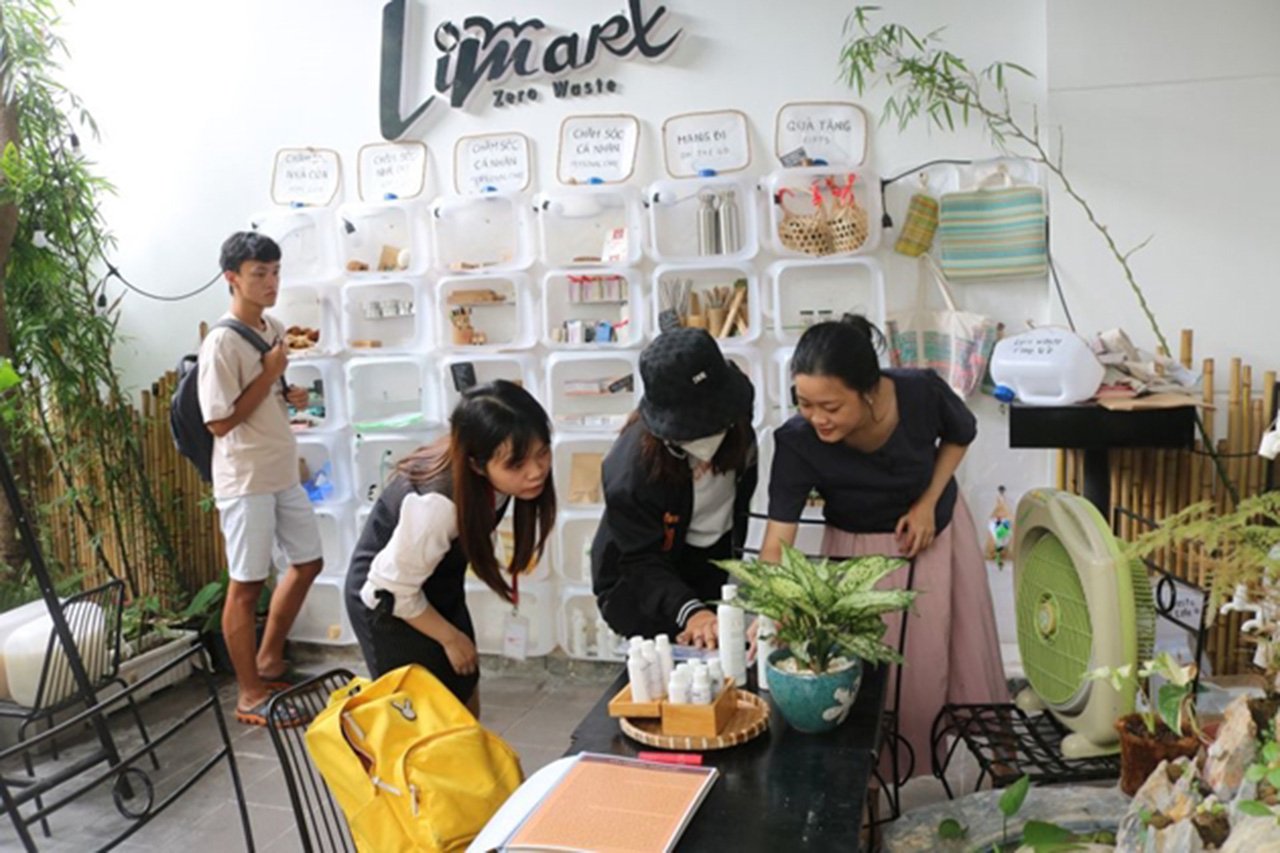 “Đổi túi nilon lấy nông sản” là hoạt động đặc biệt của một chuỗi cửa hàng sống xanh ở Thành phố Hồ Chí Minh, có tên Limart Zero Waste