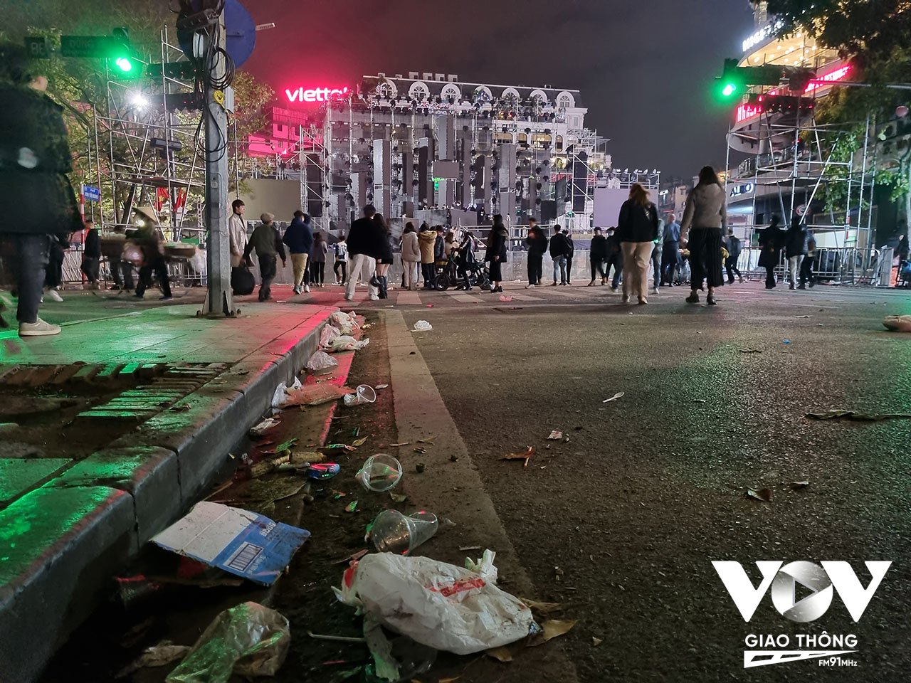 Dưới những bước chân đêm Countdown, hay những lễ hội tập trung đông người, là lượng lớn rác thải