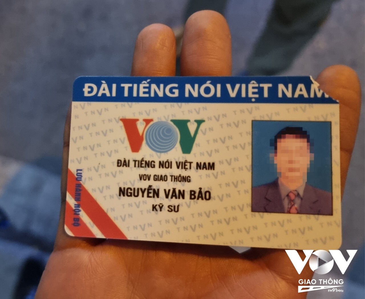 Tấm thẻ giả mạo Kênh VOV Giao thông - Đài Tiếng nói Việt Nam được ông N.V.B xuất trình.