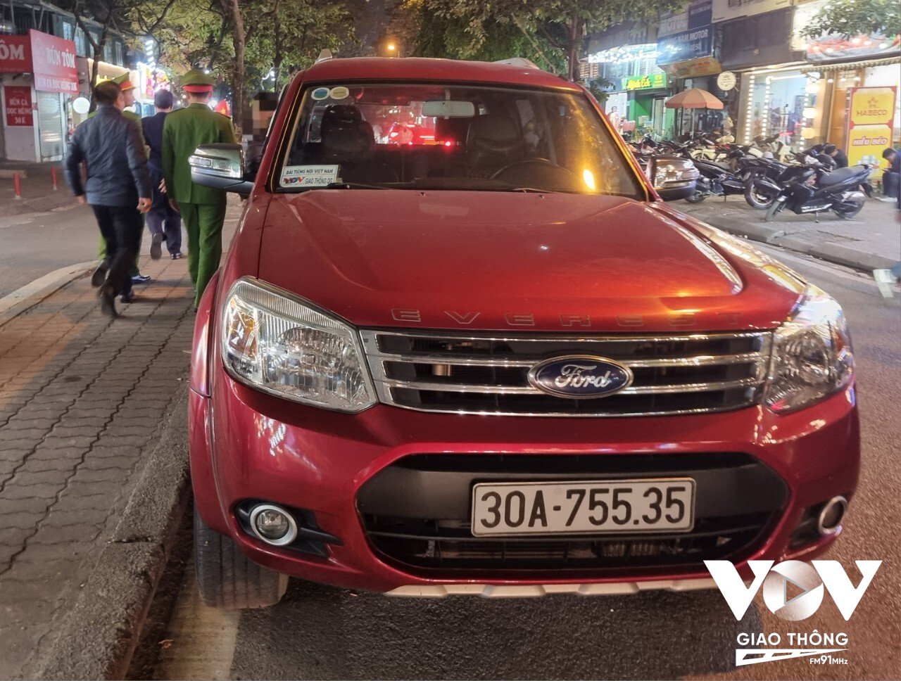 Xe ô tô của ông N.V.B dừng đỗ sai quy định trên phố Trần Huy Liệu, phường Giảng Võ, quận Ba Đình, Hà Nội.